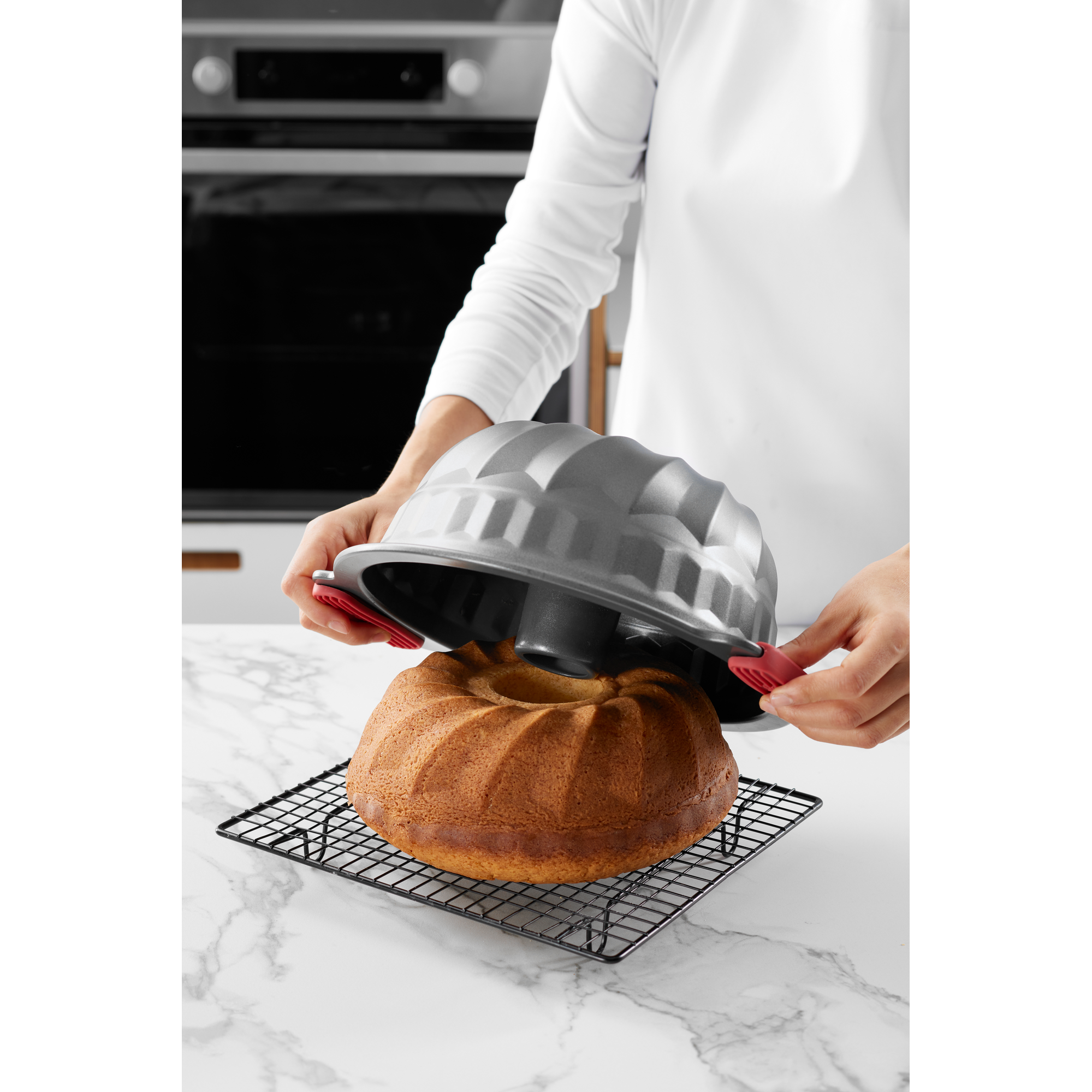 Non-Stick Bundt Cake Mould - Red